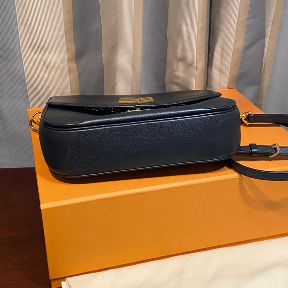 Louis Vuitton Very Messenger - Picture 13 of 13